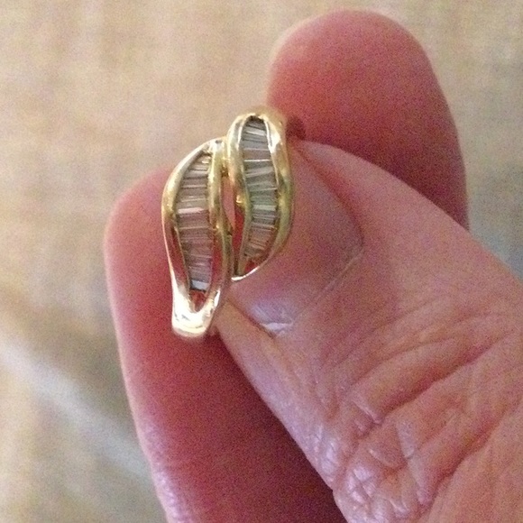 14k gold baguette diamond ring. Unsure of carat weight ? 0.3 - 0.5. Size 7. - Picture 2 of 3